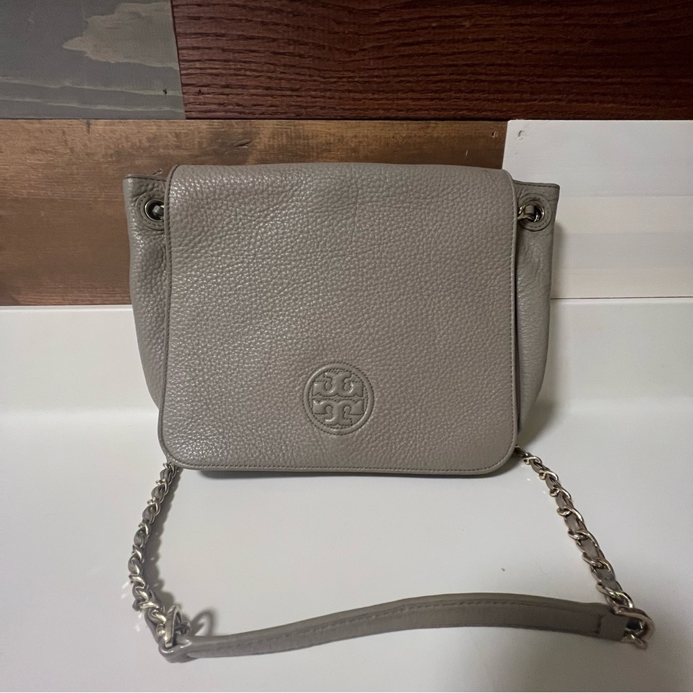 Tory Burch Bombe flap shoulder bag in French Gray